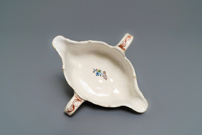 Une sauci&egrave;re en fa&iuml;ence polychrome de Bruxelles &agrave; d&eacute;cor '&agrave; la haie fleurie', 18&egrave;me